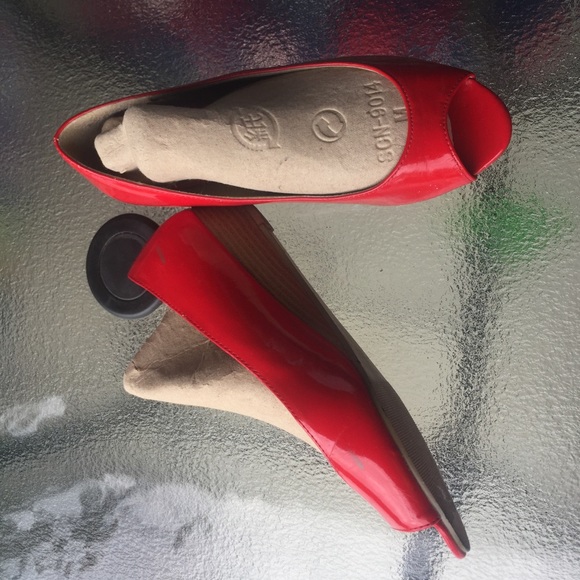 Red patent leather peep toe shoes 7 - Picture 3 of 8